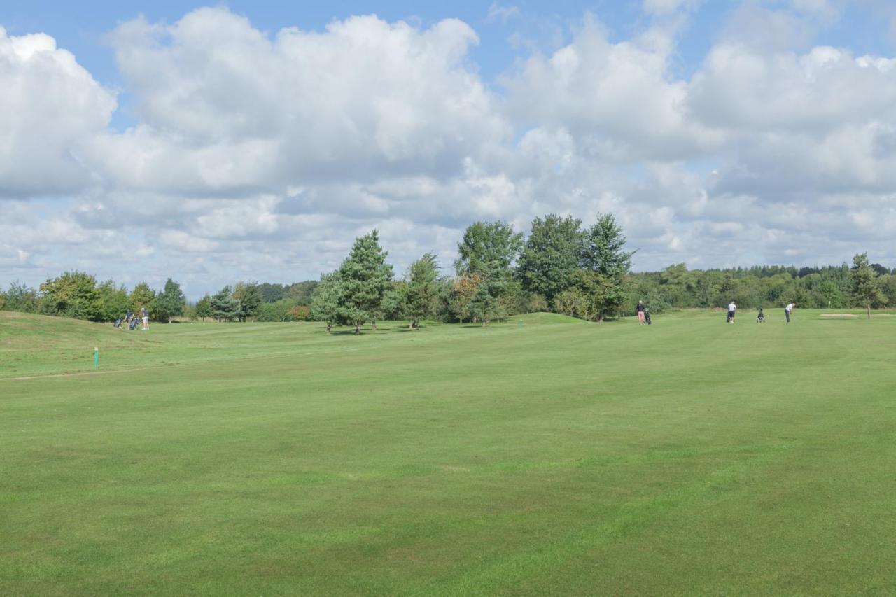 The Wiltshire Hotel, Golf And Leisure Resort Swindon Exterior foto