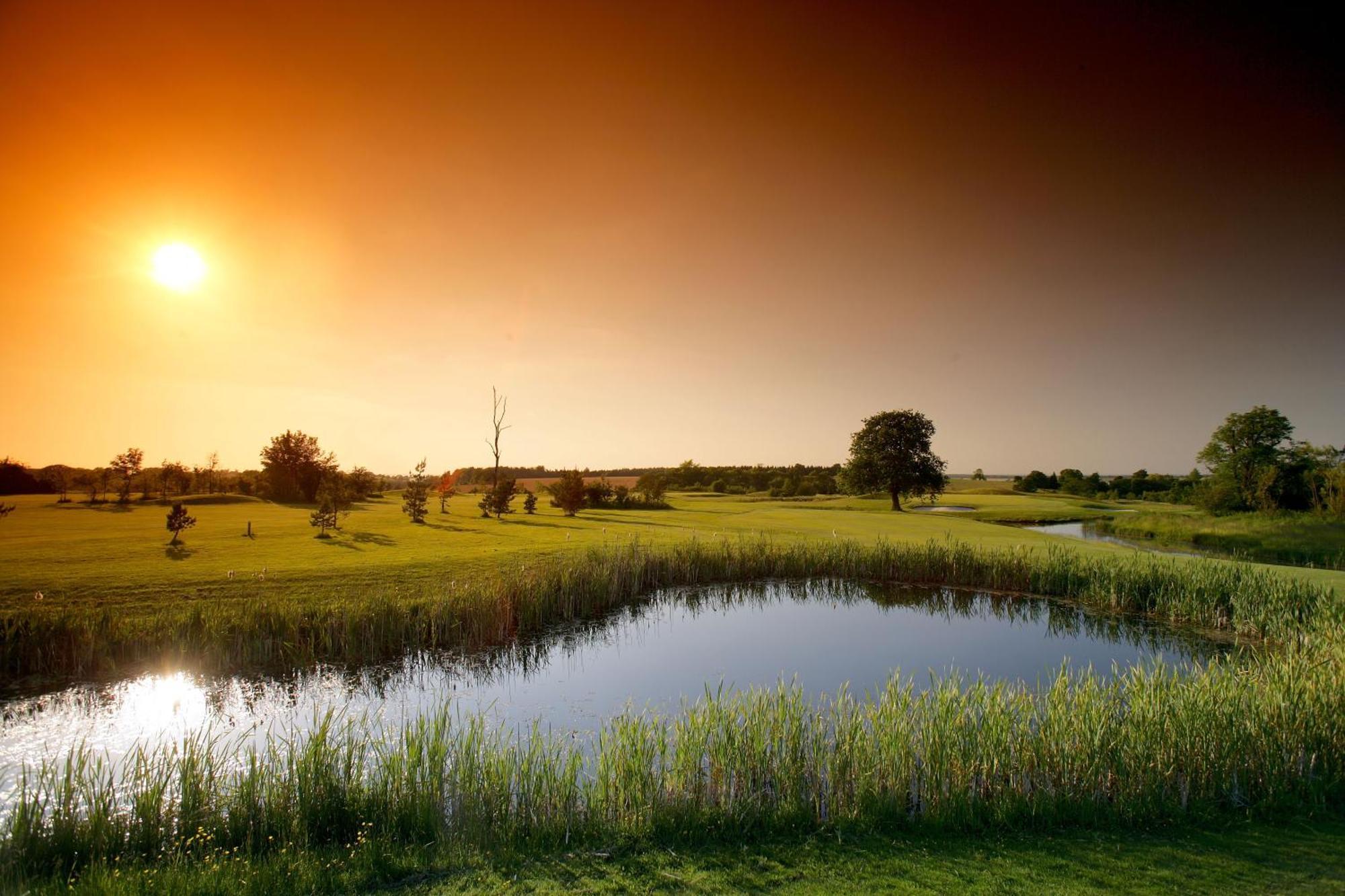 The Wiltshire Hotel, Golf And Leisure Resort Swindon Exterior foto